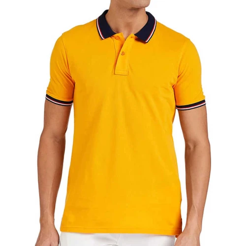 Polo Deportivo Amarillo con Diseño Geométrico