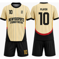 Klassisches Fußballtrikot- und Shortset mit goldenen Nadelstreifen