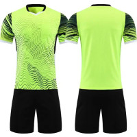 Camiseta deportiva verde con diseño abstracto